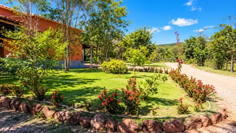 Jardim e acomodações da pousada