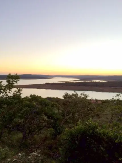 Pôr do sol sobre o Cerrado e o lago
