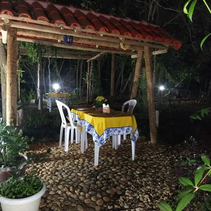 Mesa posta sob o quiosque, à noite