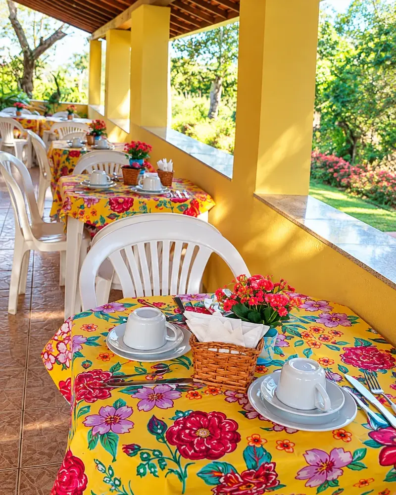 Mesas do café da manhã na varanda
