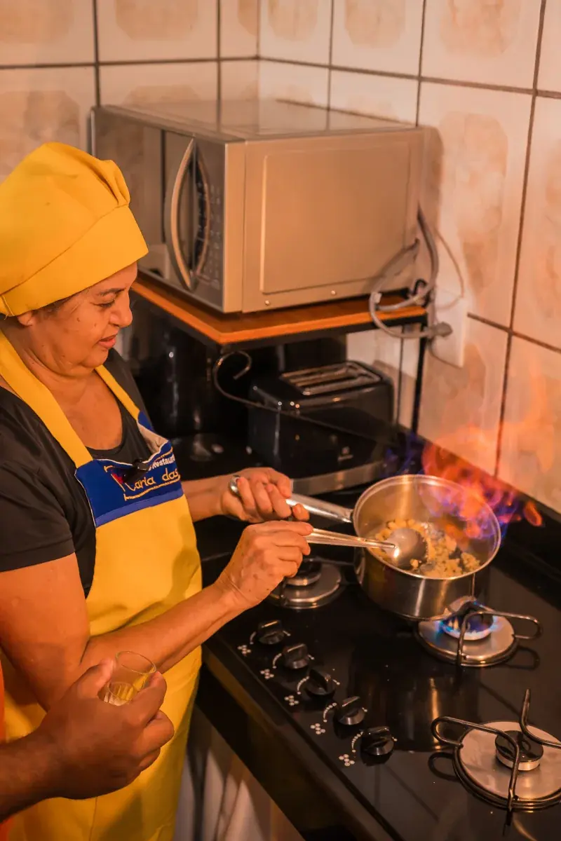 Regina preparando uma receita na cozinha