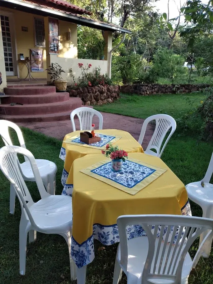 Mesas do Restaurante Maria das Flores no jardim