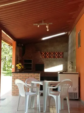 Fogão a lenha e espaço gourmet da Casa Lírio