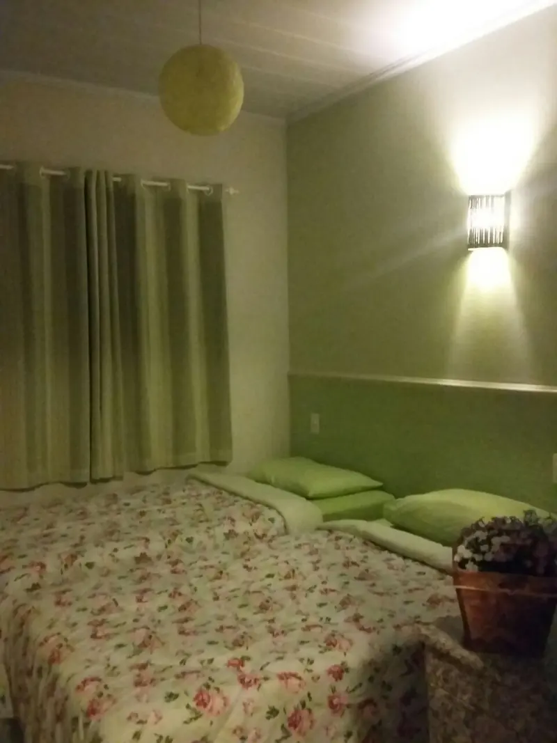 Quarto com duas camas de solteiro