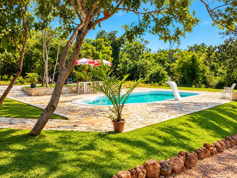 Piscina da Pousada Maria das Flores, cercada pelo jardim